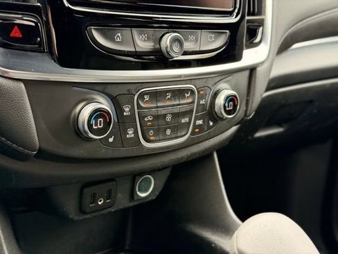 Used 2022 Chevrolet Traverse LT FWD image 16