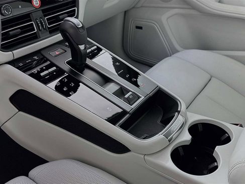 Certified 2025 Porsche Macan image 20