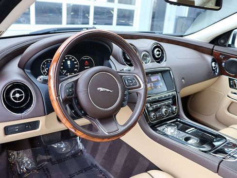 Used 2017 Jaguar XJ R-Sport image 13