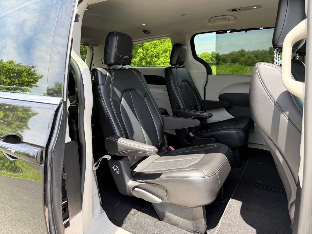 Used 2024 Chrysler Pacifica Touring-L FWD image 12