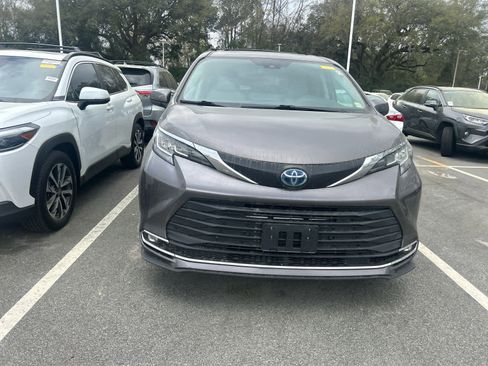 Used 2023 Toyota Sienna XLE image 7