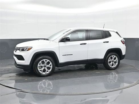 Used 2025 Jeep Compass Sport image 9