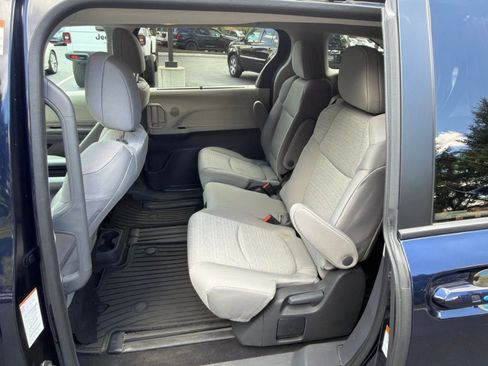Used 2024 Toyota Sienna LE AWD/4WD image 21
