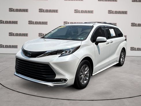 Used 2022 Toyota Sienna XLE w/ XLE Plus Package FWD image 1
