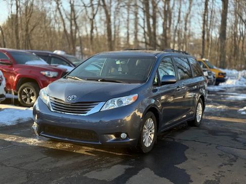 Used 2017 Toyota Sienna XLE Premium image 4
