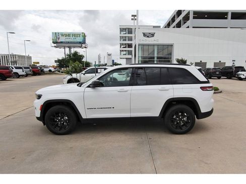 Used 2025 Jeep Grand Cherokee Altitude image 3