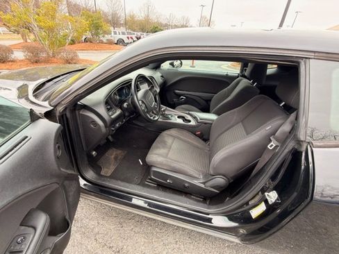 Used 2019 Dodge Challenger SXT image 5