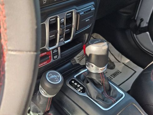Used 2023 Jeep Gladiator Rubicon AWD/4WD image 11