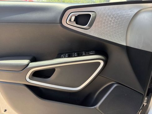 Used 2025 Kia Soul LX w/ LX Technology Package FWD image 18
