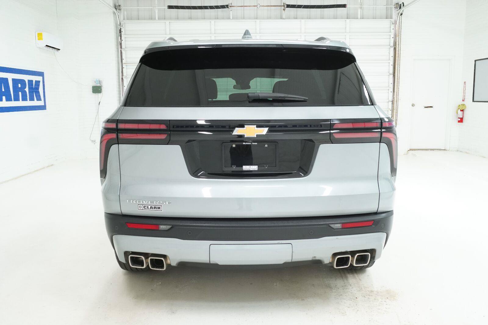Used 2025 Chevrolet Traverse LT FWD image 26