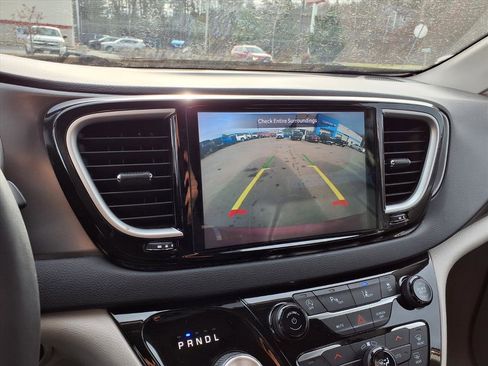 Used 2023 Chrysler Pacifica Touring-L image 24