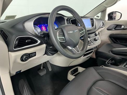 Used 2024 Chrysler Pacifica Touring-L image 22