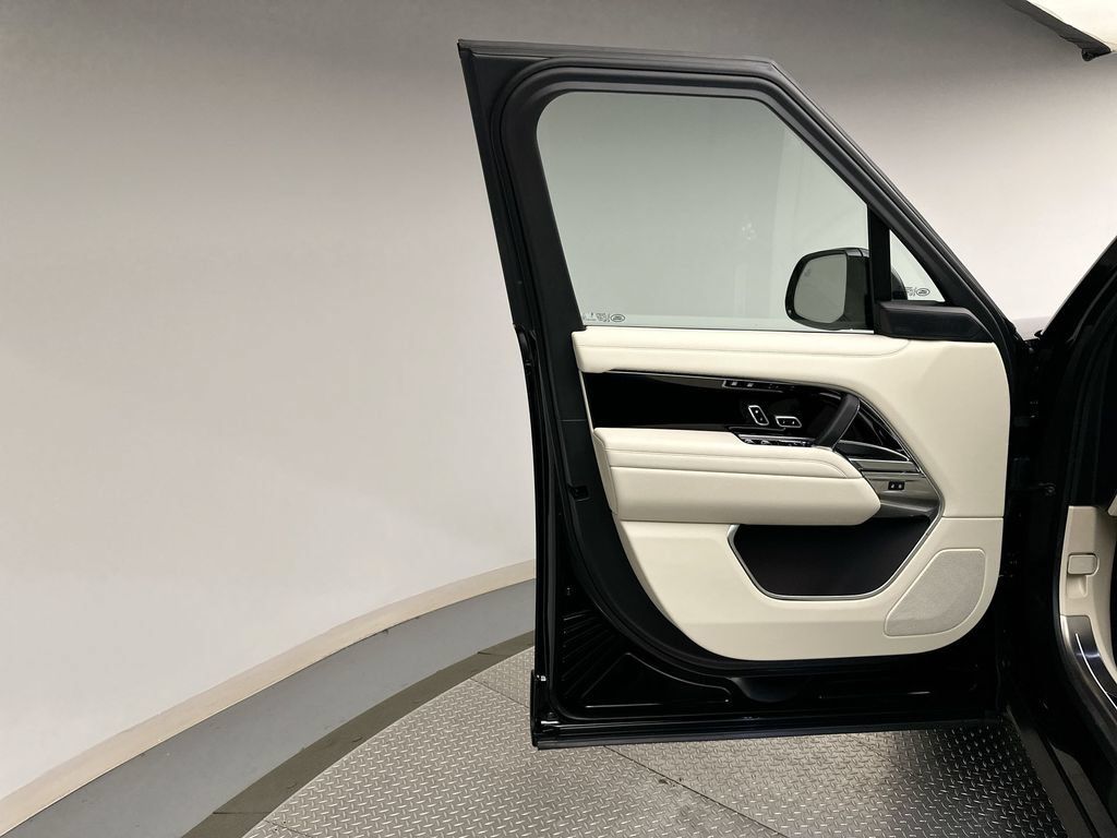 Certified 2025 Land Rover Range Rover SE AWD/4WD image 8