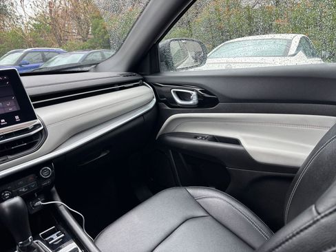Used 2025 Jeep Compass Limited AWD/4WD image 33