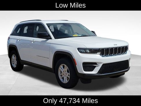 Used 2022 Jeep Grand Cherokee Laredo w/ Luxury Tech Group I AWD/4WD image 2