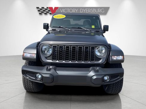 New 2025 Jeep Gladiator Sport image 3