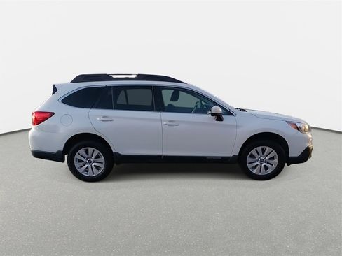 Used 2017 Subaru Outback 2.5i Premium image 4