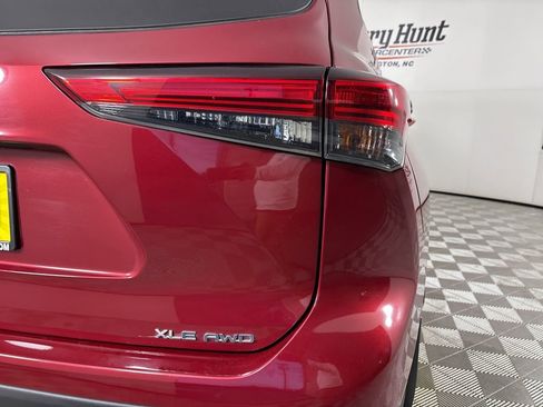 Used 2020 Toyota Highlander XLE image 39