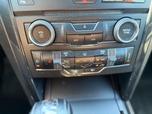 Used 2018 Ford Explorer XLT w/ Equipment Group 202A AWD/4WD image 27