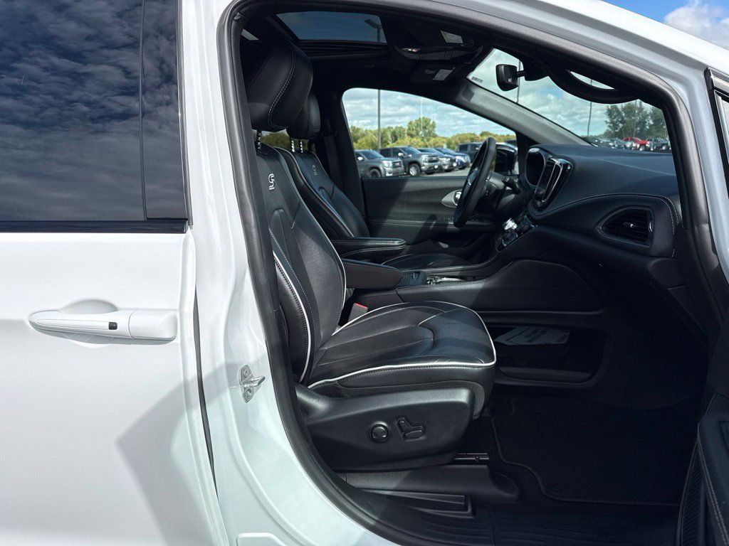 Used 2025 Chrysler Pacifica Limited FWD image 11