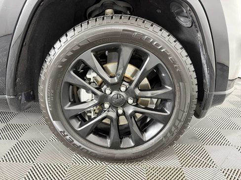 Used 2021 Jeep Grand Cherokee Laredo X RWD image 10