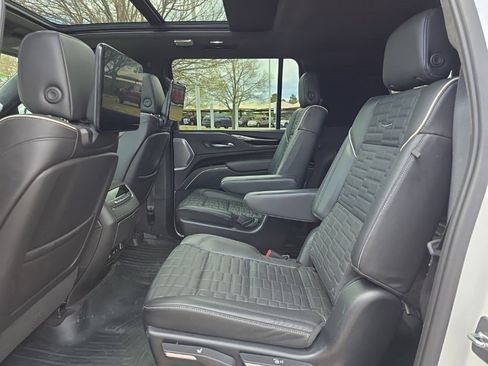 Certified 2023 Cadillac Escalade ESV V image 18