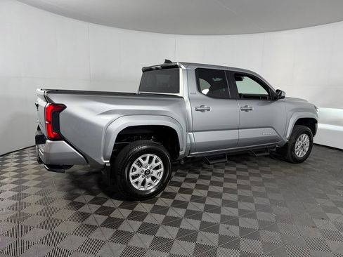 Used 2025 Toyota Tacoma SR5 AWD/4WD image 5