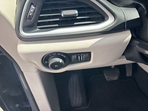 Used 2023 Chrysler Pacifica Touring-L FWD image 19