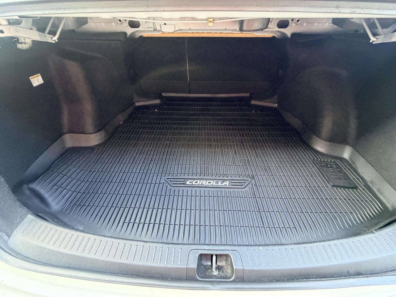 Used 2021 Toyota Corolla LE FWD image 5