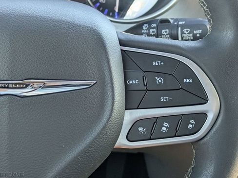 Used 2022 Chrysler Pacifica Touring-L image 18