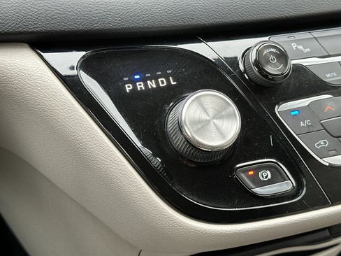 Used 2018 Chrysler Pacifica Touring-L image 22