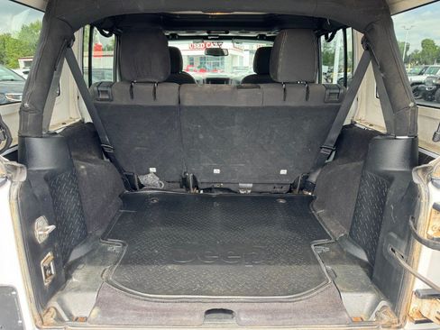 Used 2018 Jeep Wrangler Unlimited Sahara AWD/4WD image 17