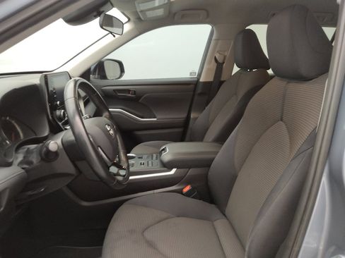 Used 2021 Toyota Highlander LE AWD/4WD image 17