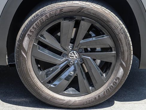 Used 2023 Volkswagen Atlas Cross Sport SE w/ Panoramic Sunroof Package FWD image 12