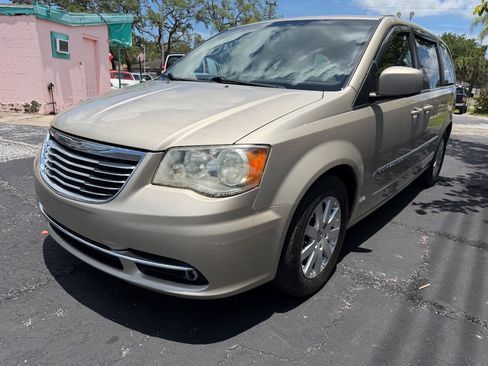 Used 2013 Chrysler Town & Country Touring FWD image 13