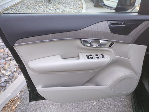 Used 2023 Volvo XC90 B5 Plus w/ Protection Package Premier image 12