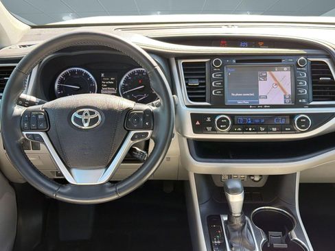 Used 2019 Toyota Highlander XLE image 27