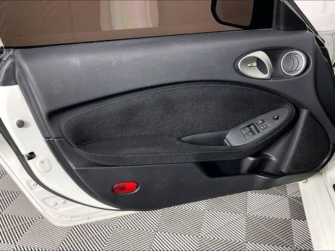 Used 2014 Nissan 370Z Coupe RWD image 23