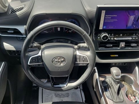 Used 2023 Toyota Highlander Platinum FWD image 12