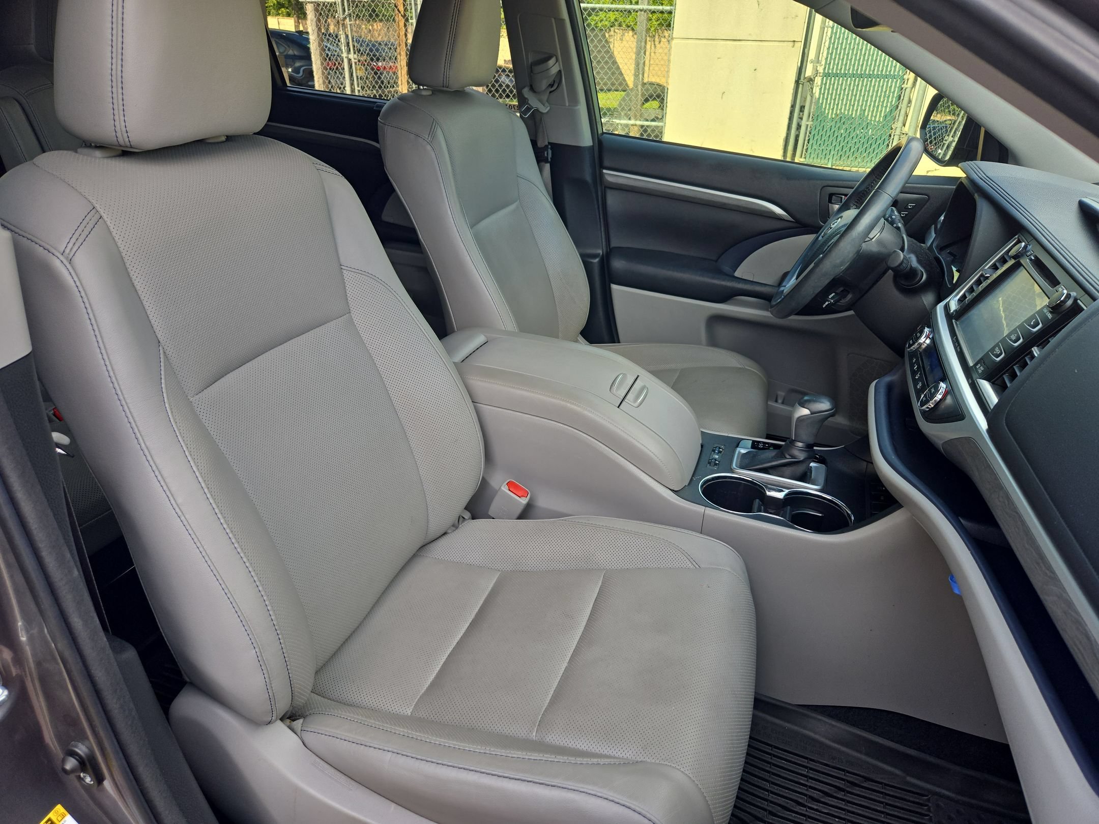 Used 2018 Toyota Highlander Limited FWD image 29
