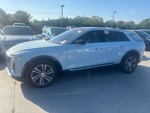 Certified 2024 Cadillac Lyriq Luxury AWD/4WD image 2