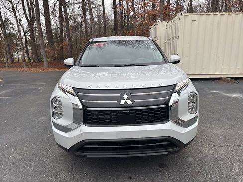 New 2026 Mitsubishi Outlander ES image 3