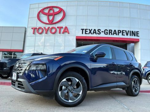 Used 2025 Nissan Rogue SV AWD/4WD image 2