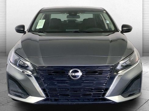 Used 2025 Nissan Altima 2.5 SV FWD image 2