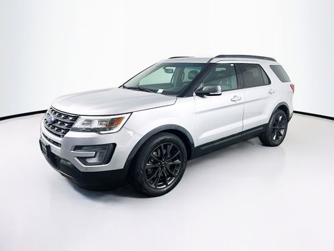 Used 2017 Ford Explorer XLT w/ Equipment Group 202A image 3