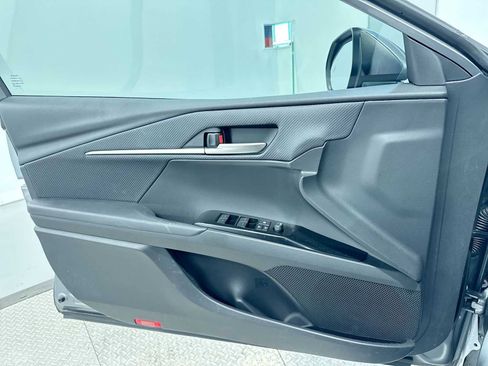 Used 2025 Toyota Camry SE image 28