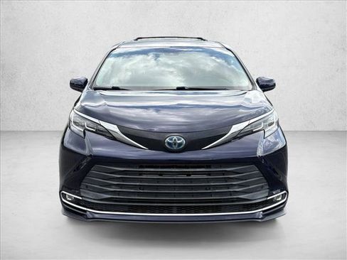 Used 2021 Toyota Sienna XLE FWD image 2
