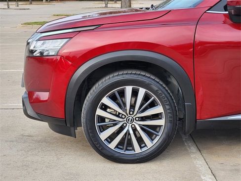 Used 2024 Nissan Pathfinder Platinum image 8