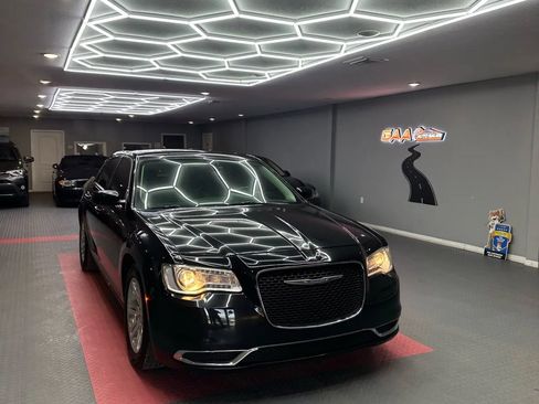 Used 2016 Chrysler 300 Limited image 1