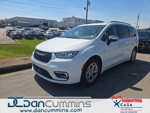 Used 2023 Chrysler Pacifica Limited image 1